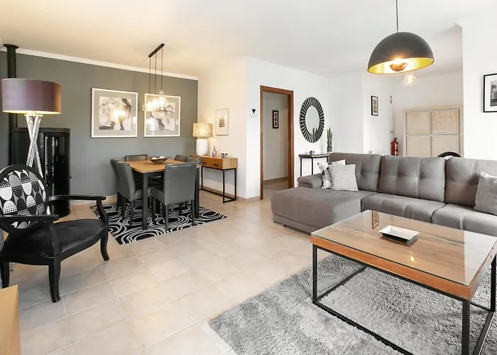 Pool & Charm ヴィラ オビドス